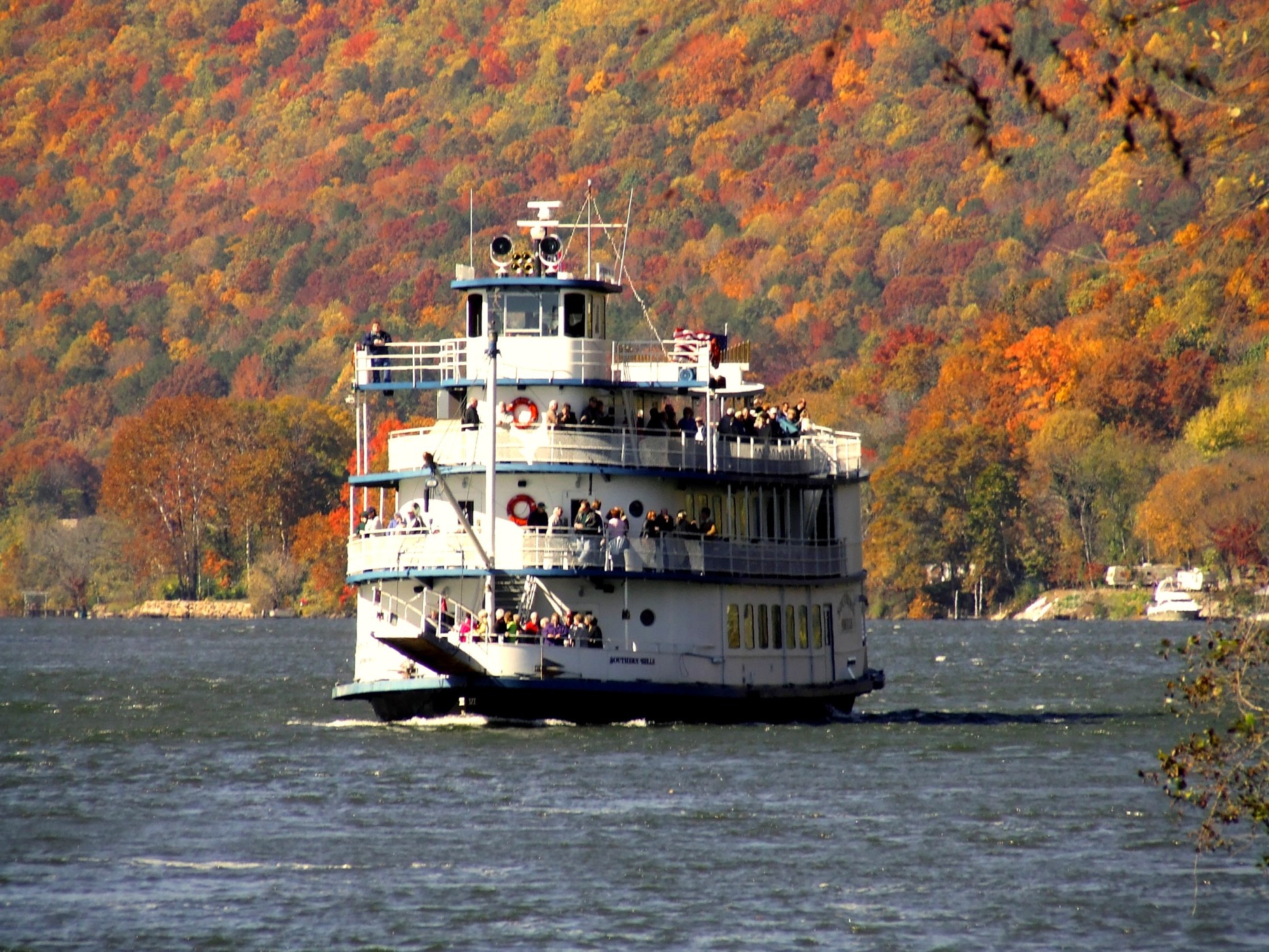 fall-holiday-cruises-southern-belle-riverboat